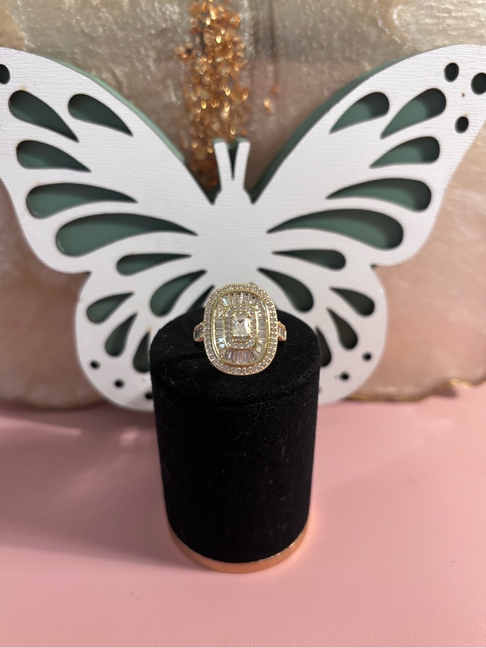 Elegant Gold Halo Diamond Ring Size 7